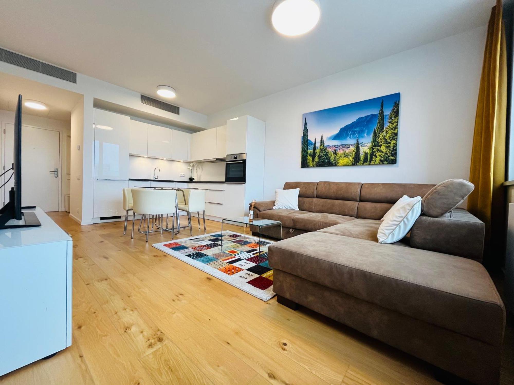 Skypark, Luxusny S Parkovanim Vo Vyske Apartment Pressburg